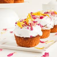 Cupcakes with edible flowers